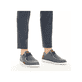 Blaue Rieker Herren Slipper 08600-12 mit einem Gummizug sowie Extraweite H. Schuh am Fuß.