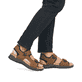 Braune Rieker Herren Trekkingsandalen 26955-24 mit einem Klettverschluss. Schuh am Fuß.