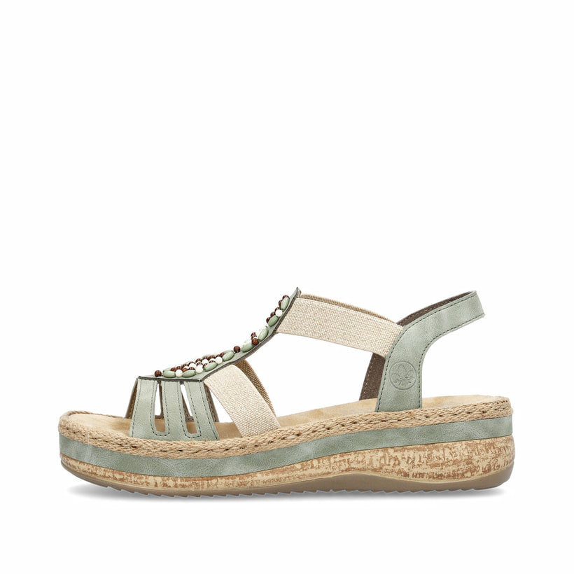 Grüne Rieker Keilsandaletten V0920-52 mit Schmuckelementen sowie einem Gummizug. Schuh Außenseite.