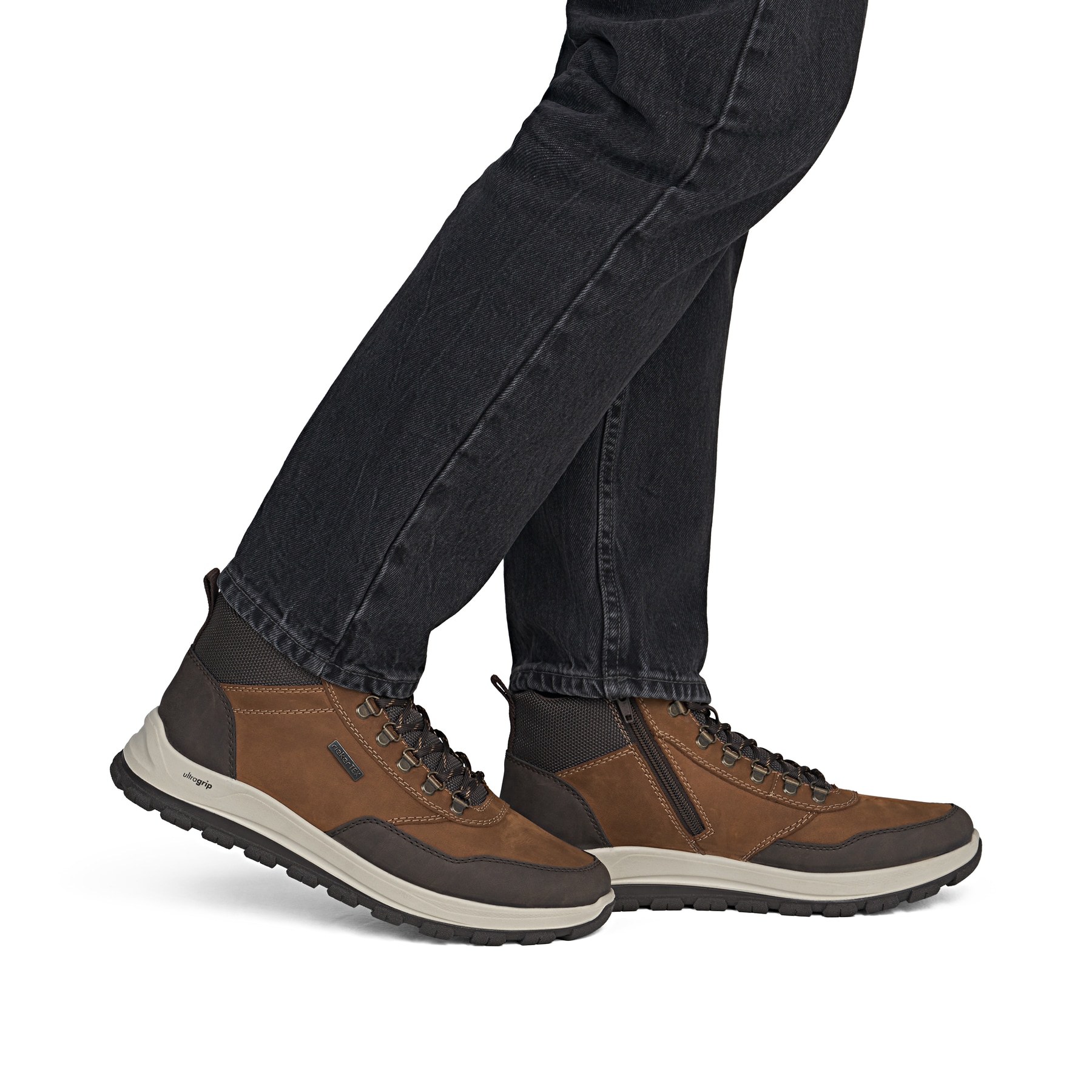 Braun-schwarze Rieker Herren Schnürstiefel B8124-22 mit einem Reißverschluss. Schuh am Fuß.