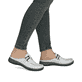 Weiße Rieker Damen Clogs 46393-80 mit Gummizug sowie extra weicher Decksohle. Schuh am Fuß.