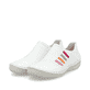 Weiße Rieker Damen Slipper 52560-80 mit Gummizug sowie extra weicher Decksohle. Schuhpaar seitlich schräg.
