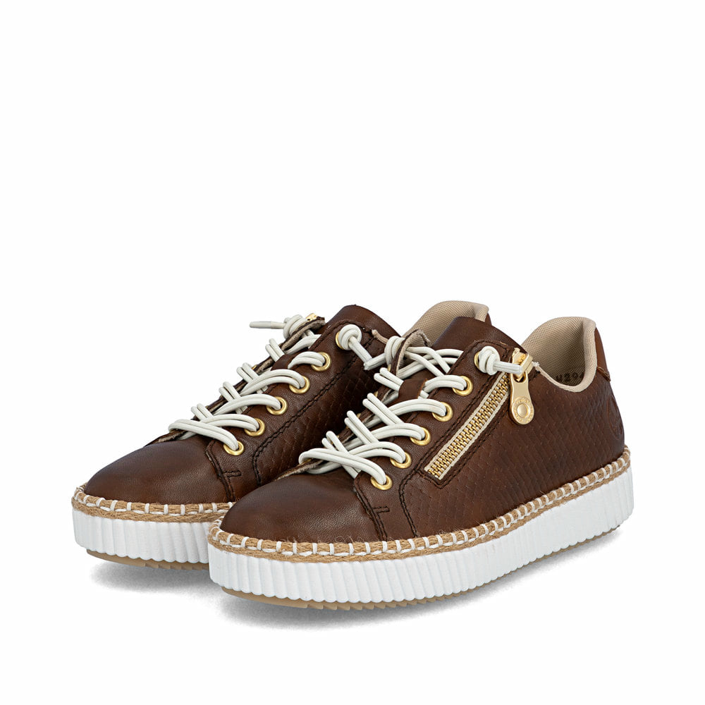 Braune Rieker Damen Sneaker Low M2940-22 aus Glattleder mit einem Reißverschluss. Schuhpaar seitlich schräg.