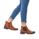 
Nougatbraune Rieker Damen Chelsea Boots Z4994-24 mit einer schockabsorbierenden Sohle. Schuh am Fuß