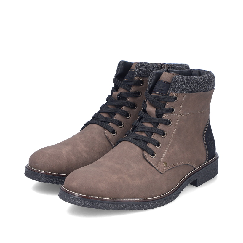 Braune Rieker Herren Schnürstiefel 33640-24 mit einem Reißverschluss. Schuhpaar seitlich schräg.