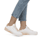 Weiße Rieker Damen Sneaker Low W0704-81 mit einer abriebfesten Sohle. Schuh am Fuß.