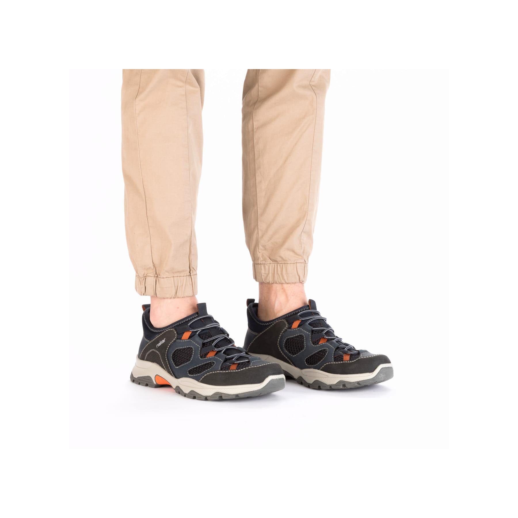 Blaue Rieker Herren Slipper B8350-14 mit Ready2GO Slip-in Feature sowie Gummizug. Schuh am Fuß.