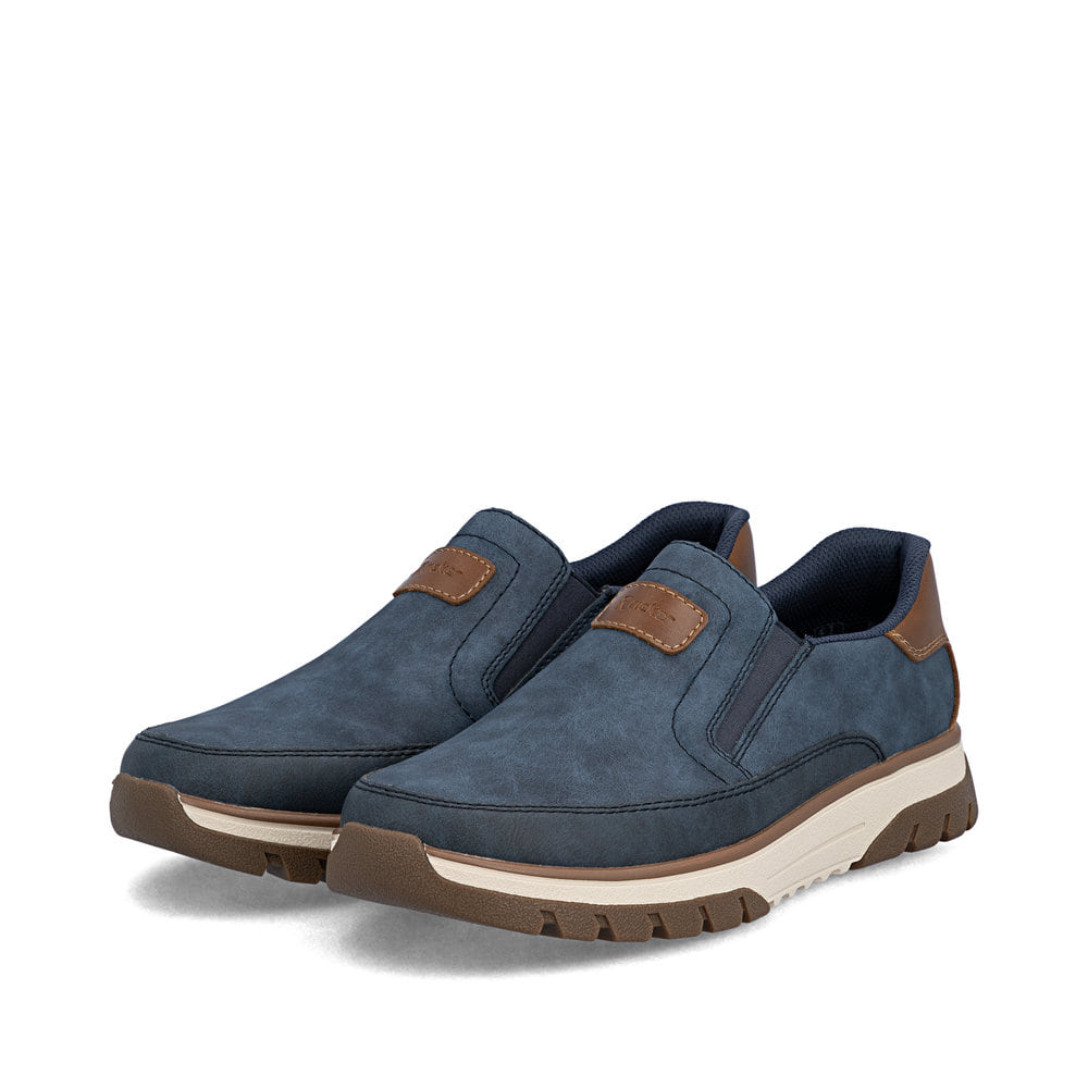 Blaue Rieker Herren Slipper B9350-15 mit einem Gummizug sowie der Extraweite H. Schuhpaar seitlich schräg.