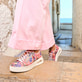 Mehrfarbige Rieker Damen Sneaker Low N6401-90 mit Rieker Air Sohlenfenster. Schuh am Model. 