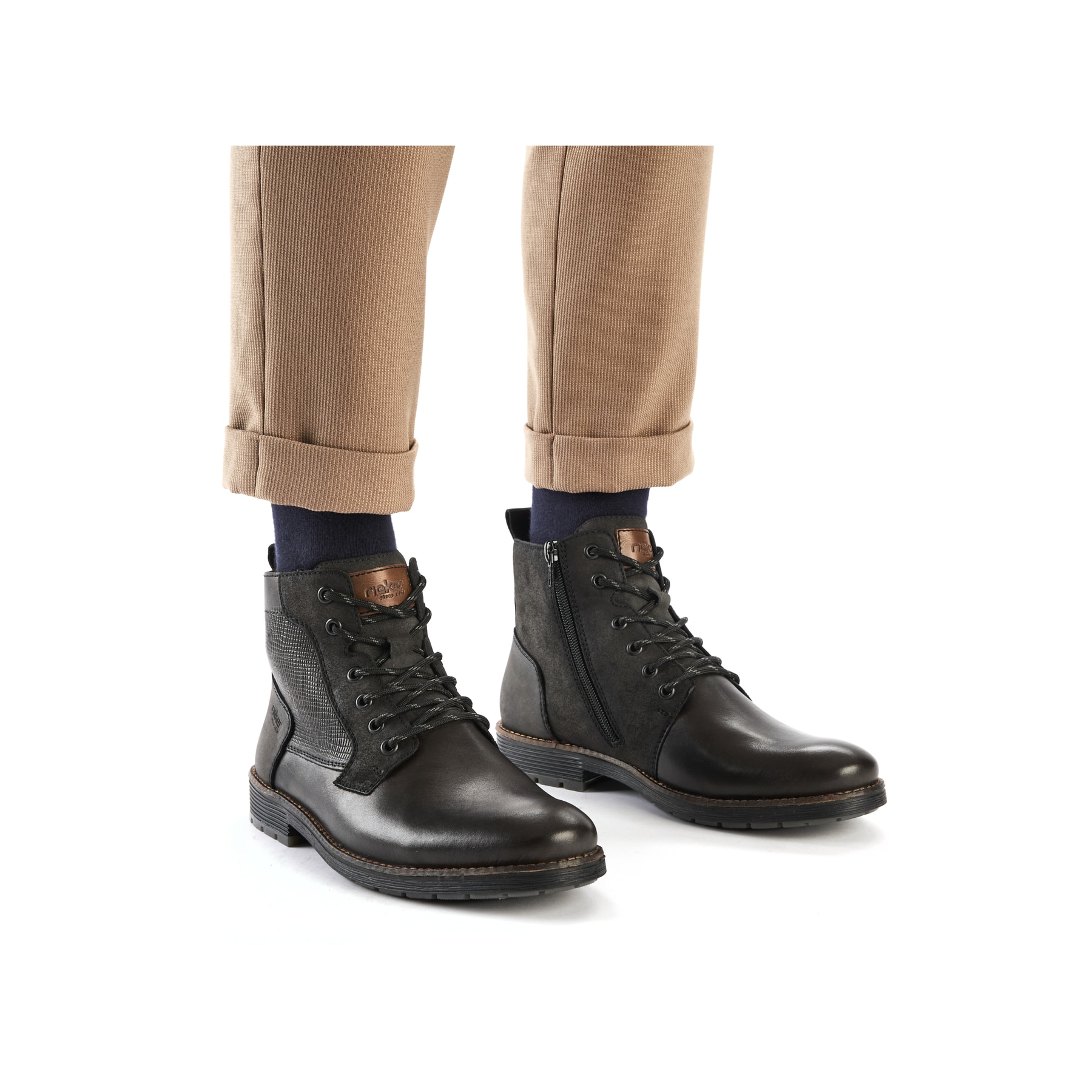 Bottes à lacets Rieker noires foncées F4521-46 avec fermeture éclair. Chaussure au pied.