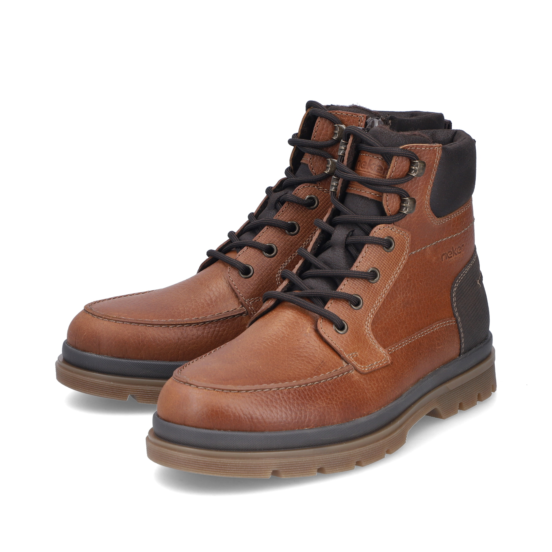 Braune Rieker Herren Schnürstiefel F7041-22 aus Glattleder mit Bergsteiger-Ösen. Schuhpaar seitlich schräg.