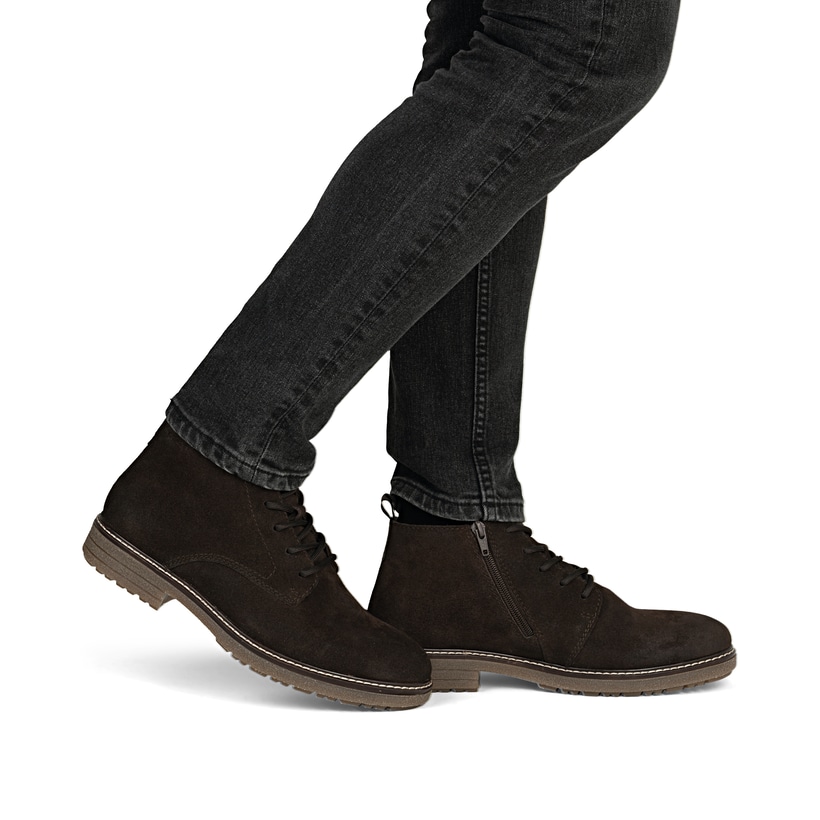 Dunkelbraune Rieker Herren Schnürstiefel 33106-25 aus Rauleder. Schuh am Fuß.