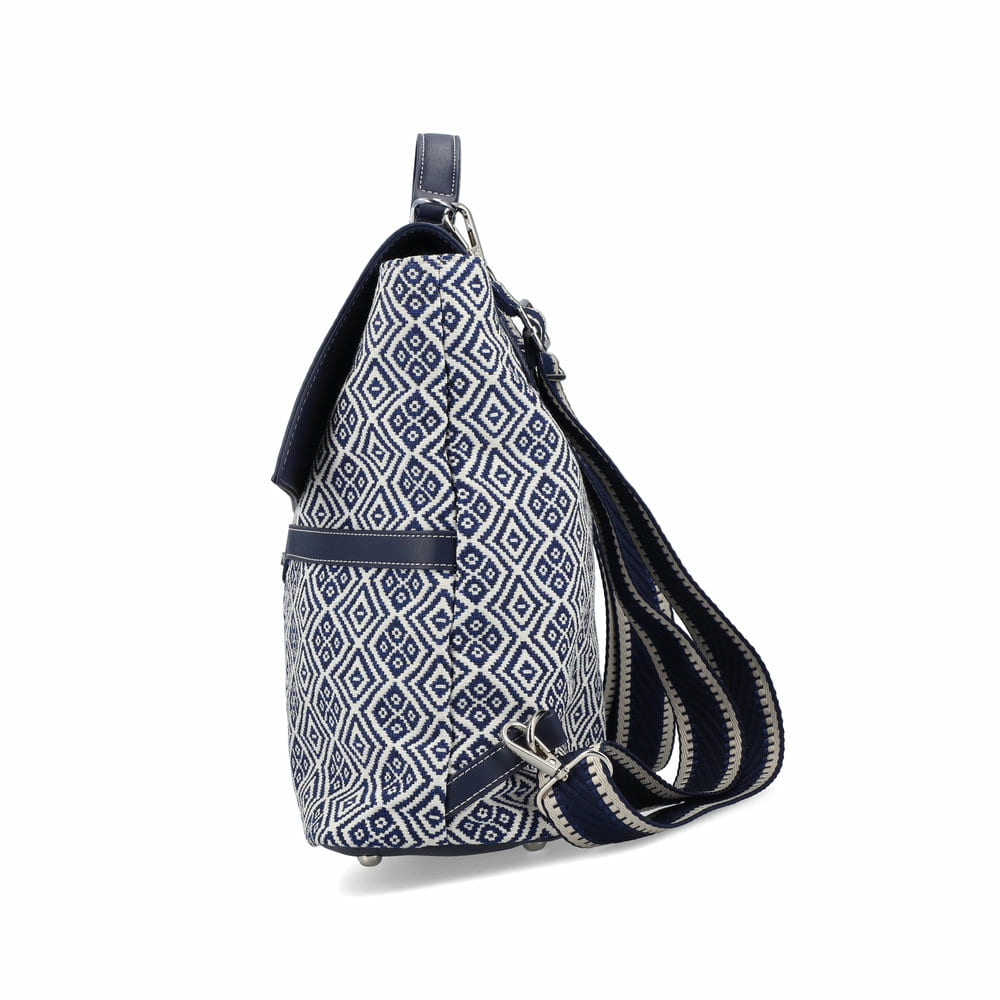 Sac à dos Rieker H1107-90 multi-tissé avec motif en losange et rabat avec fermeture magnétique. Côté gauche.