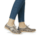 Beige Rieker Damen Slipper N4263-92 mit Deko-Reißverschluss sowie einem Gummizug. Schuh am Fuß.