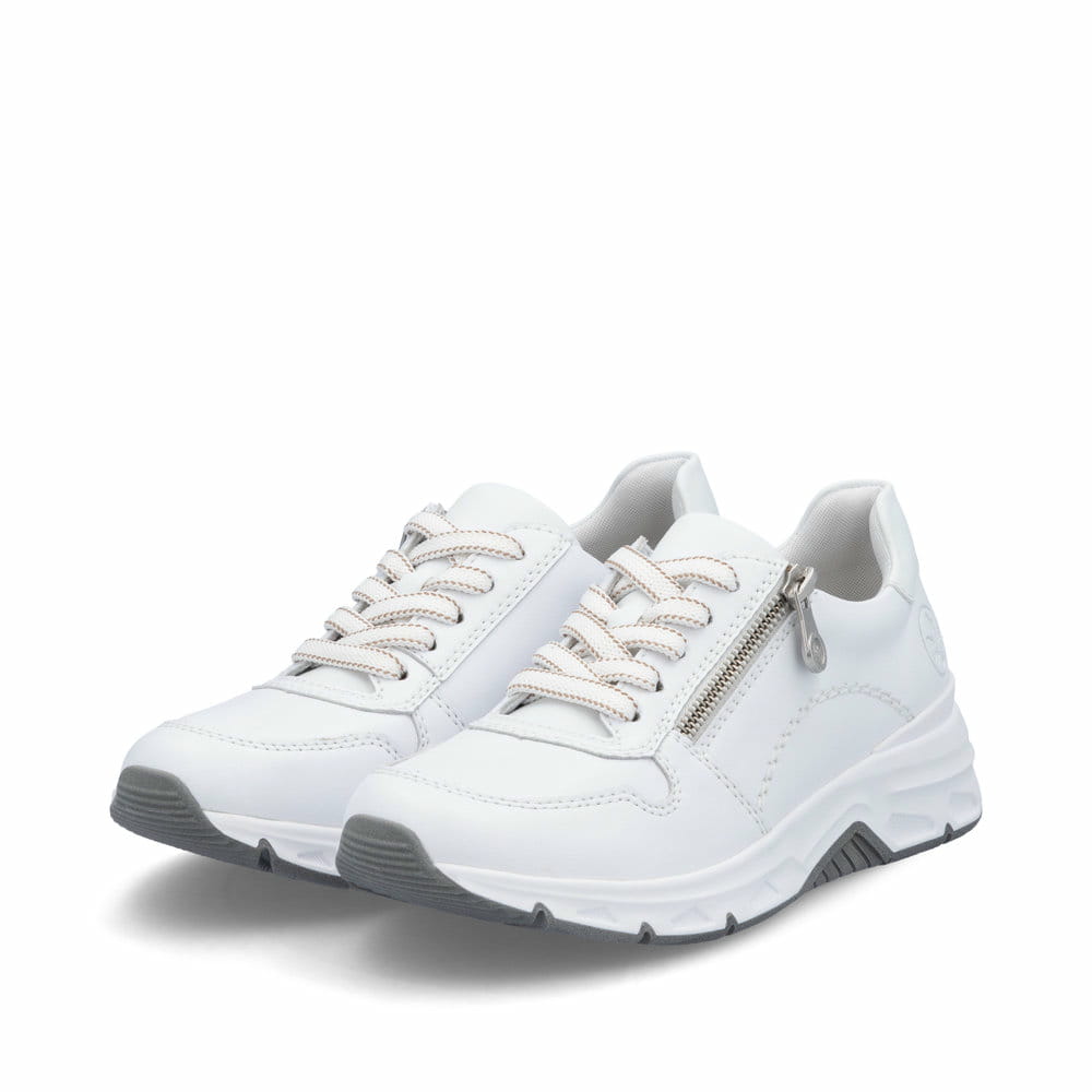 Weiße Rieker Damen Sneaker Low 48134-81 mit runden Ziernähten. Schuhpaar seitlich schräg.