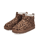 Braune Rieker Damen Kurzstiefel 99861-25 mit Leo-Print sowie der Komfortweite G. Schuhpaar seitlich schräg.