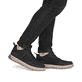 Schwarze Rieker Herren Schnürschuhe 37004-00 mit einem Reißverschluss. Schuh am Fuß.