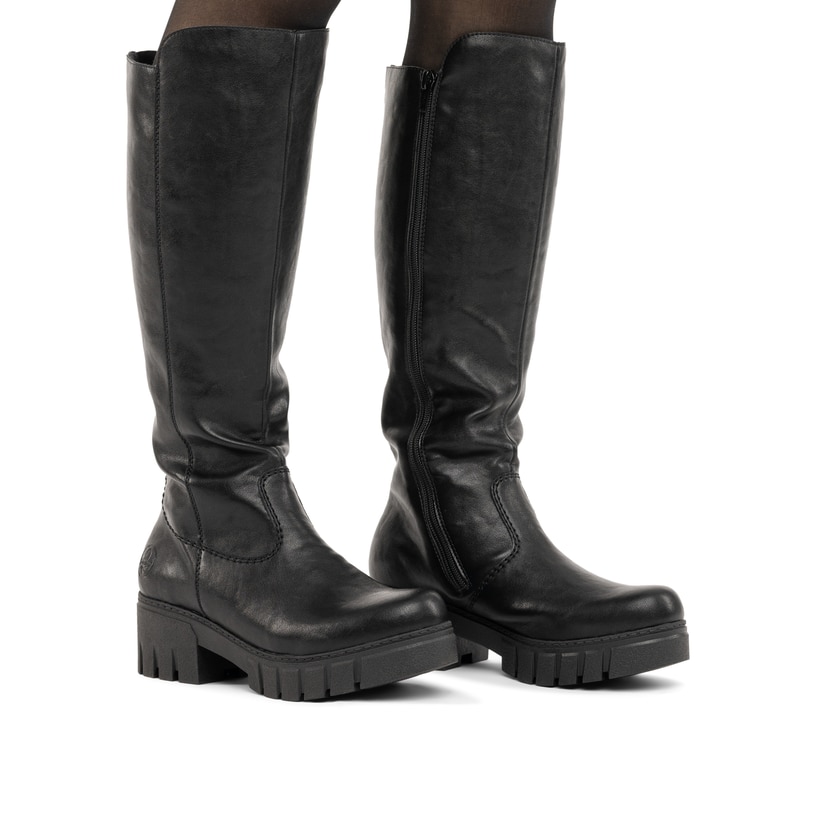 Schwarze Rieker Damen Hochschaftstiefel 74597-00 mit einem Reißverschluss. Schuh am Fuß.