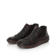 Tiefschwarze Rieker Damen Chelsea Boots L8491-00 mit roten Ziernähten. Schuhpaar seitlich schräg.