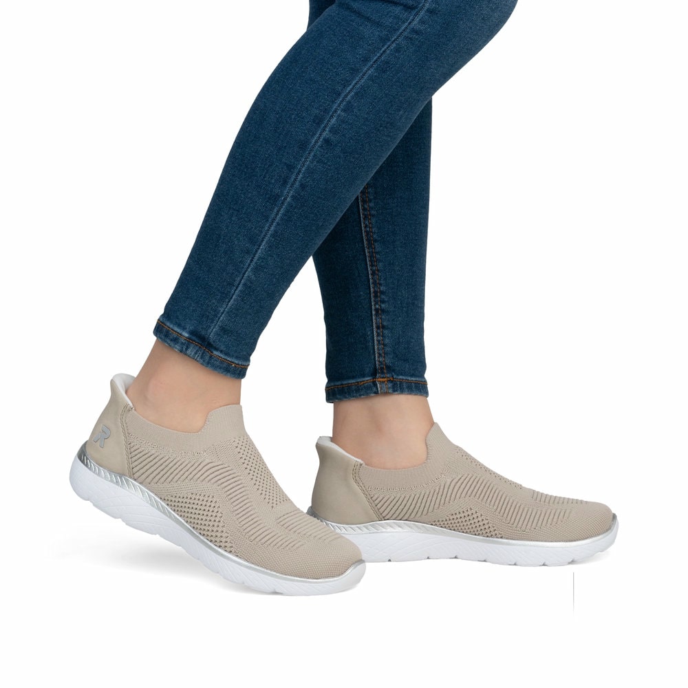 Baskets basses Rieker beiges femme M5072-62 avec option easy in facile. Chaussure au pied.