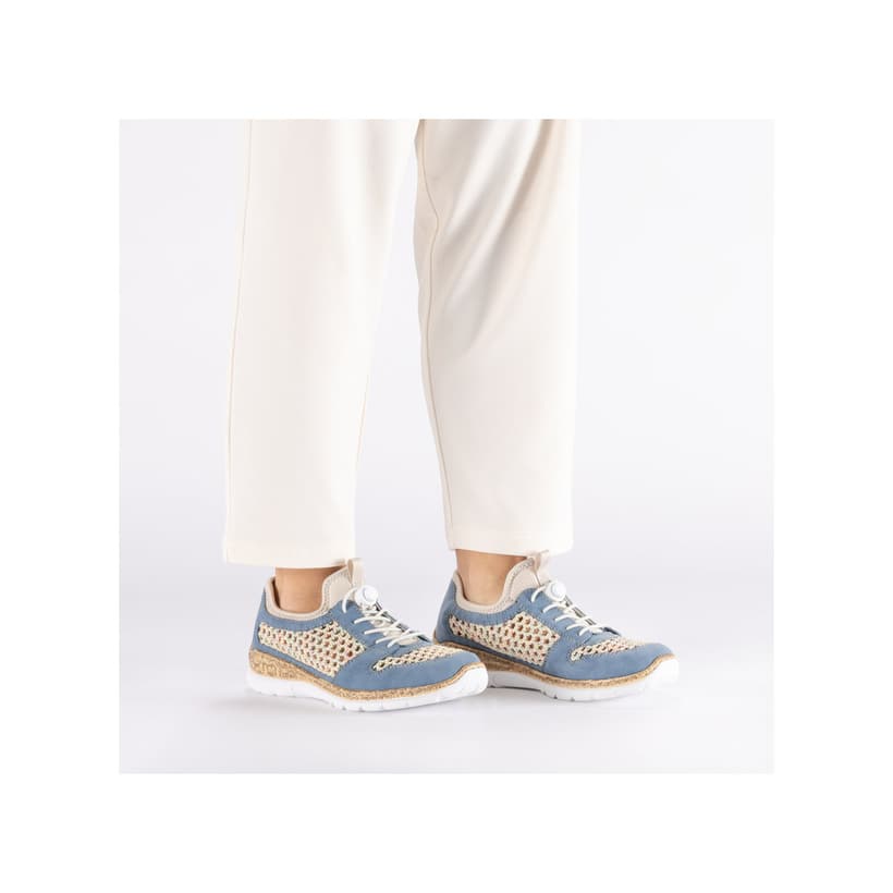 Mehrfarbige Rieker Damen Slipper N42G6-90 mit einem Gummizug. Schuh am Fuß.