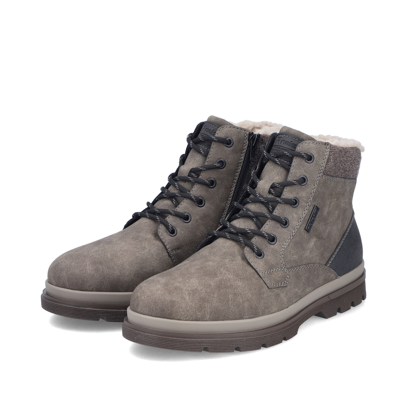 Grau-braune Rieker Herren Schnürstiefel F7010-25 mit modernen Ziernähten. Schuhpaar seitlich schräg.