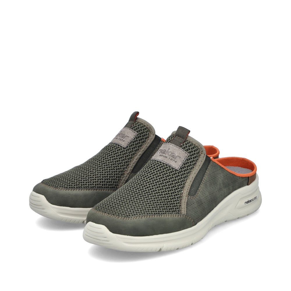 Sabots Rieker verts pour homme B7390-54 avec bande élastique. Chaussures inclinées sur le côté.