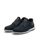 Blaue Rieker Herren Slipper 04452-14 mit einem Gummizug sowie Komfortweite G 1/2. Schuhpaar seitlich schräg.
