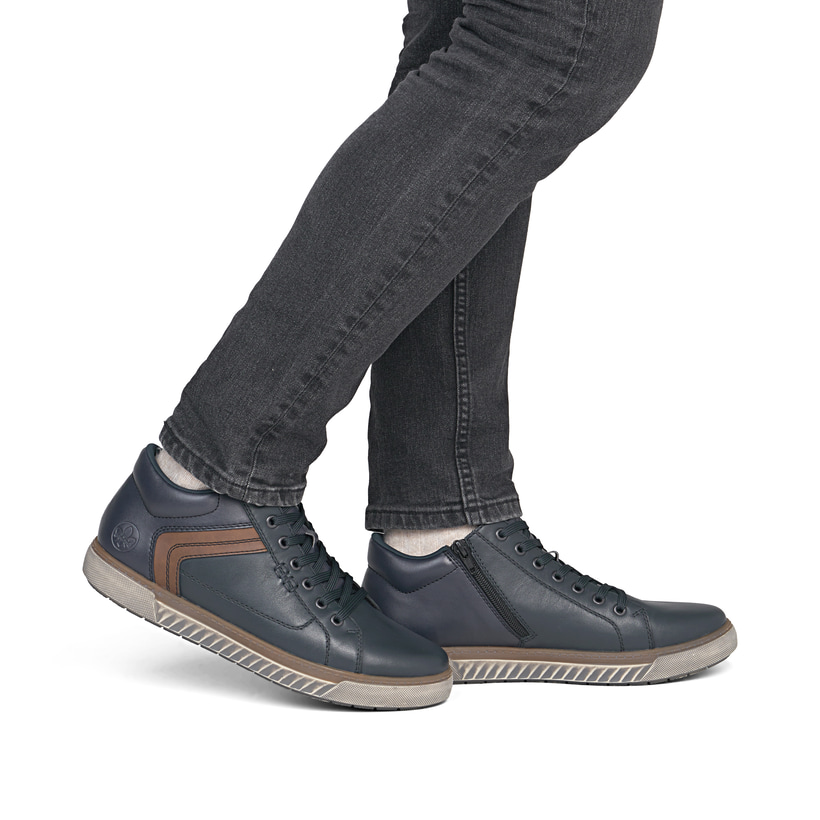 Dunkelblau-braune Rieker Herren Schnürstiefel 17940-14 aus Glattleder. Schuh am Fuß.
