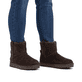 Dunkelbraune Rieker Damen Kurzstiefel 99870-25 mit der Komfortweite G. Schuh am Fuß.