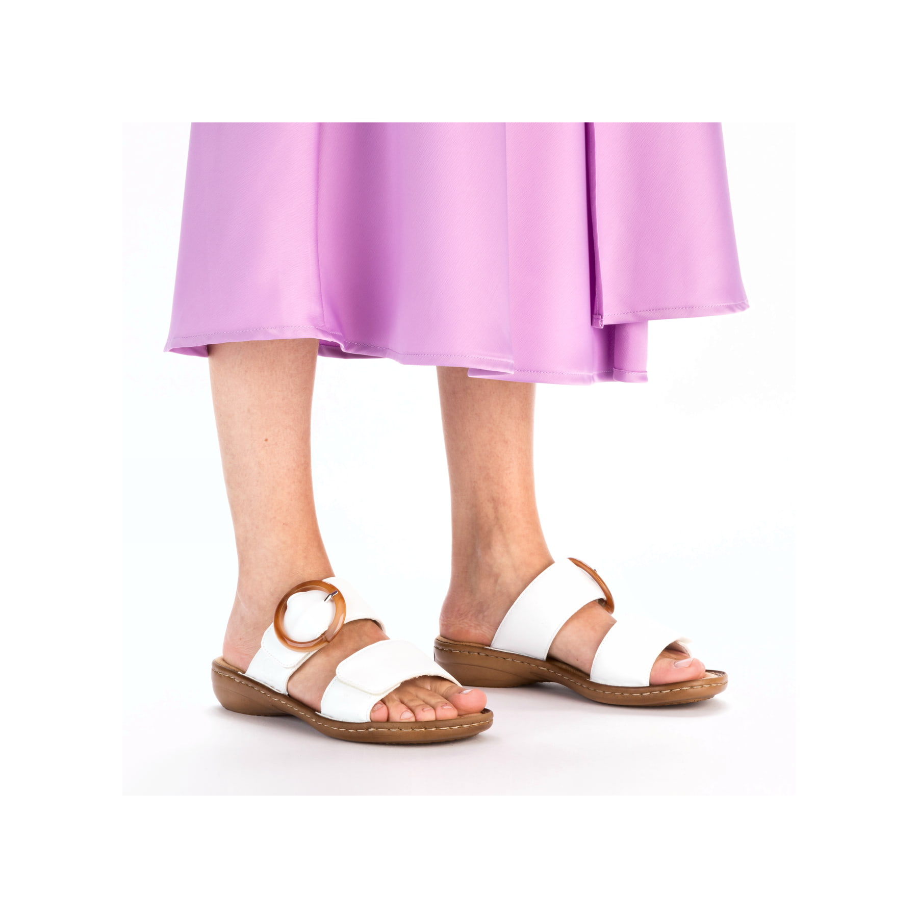 Weiße Rieker Damen Pantoletten 60894-80 mit trendigen Schnalle. Schuh am Fuß.