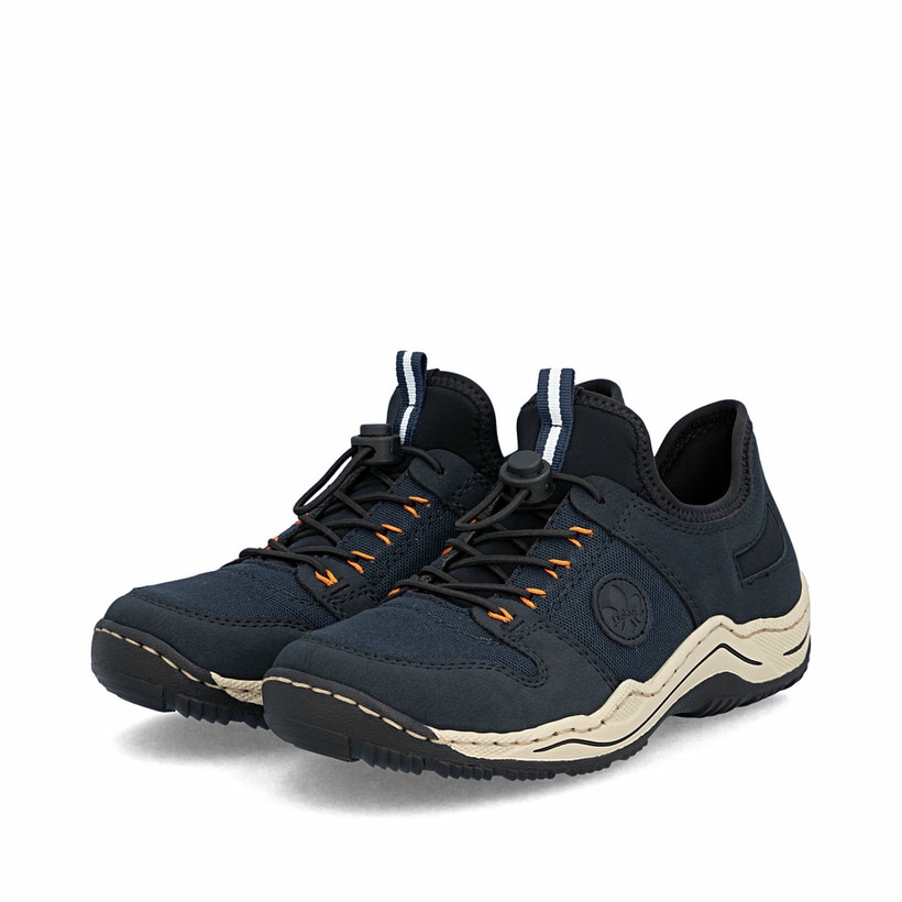 Dunkelblaue Rieker Damen Slipper L0593-14 mit einem Gummizug. Schuhpaar seitlich schräg.