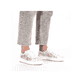 Bunte vegane Rieker Damen Sneaker Low M3926-90 mit einer Schnürung. Schuh am Fuß.