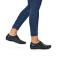 Mattschwarze Rieker Damen Slipper L1751-00 mit Gummizug. Schuh am Fuß.