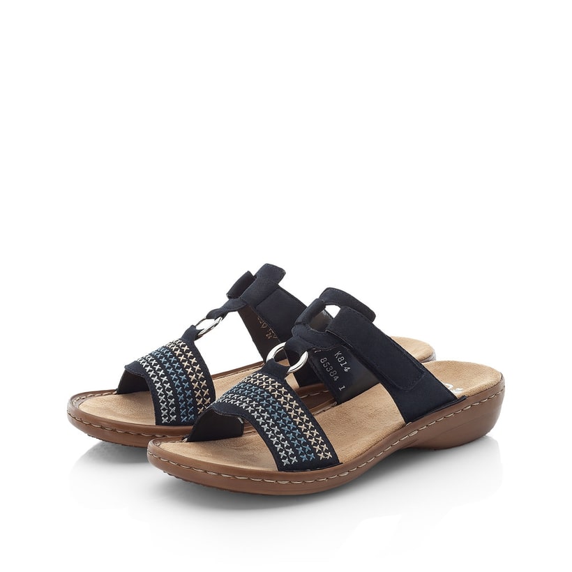Blaue Rieker Damen Pantoletten 608K8-14 mit Klettverschluss sowie Schmuckelement. Schuhpaar seitlich schräg.