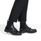 Schwarze Rieker Damen Kurzstiefel 45573-00 mit Schmuckelementen sowie Gummizug. Schuh am Fuß.