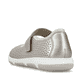 Beige Rieker Ballerinas 42455-60 mit einem Klettverschluss sowie Extraweite H. Schuh von hinten.