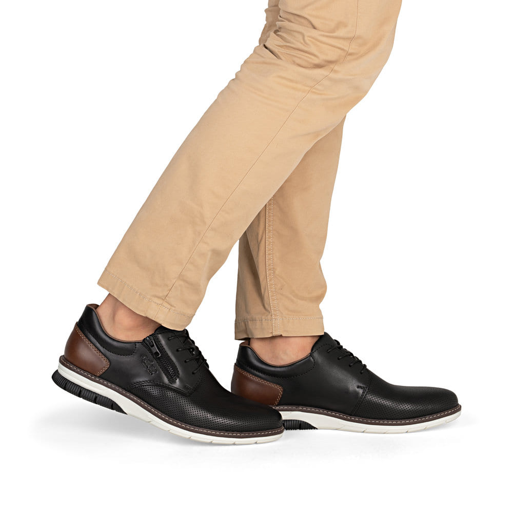 Schwarze Rieker Herren Schnürschuhe 14412-00 aus Glattleder mit Reißverschluss. Schuh am Fuß.