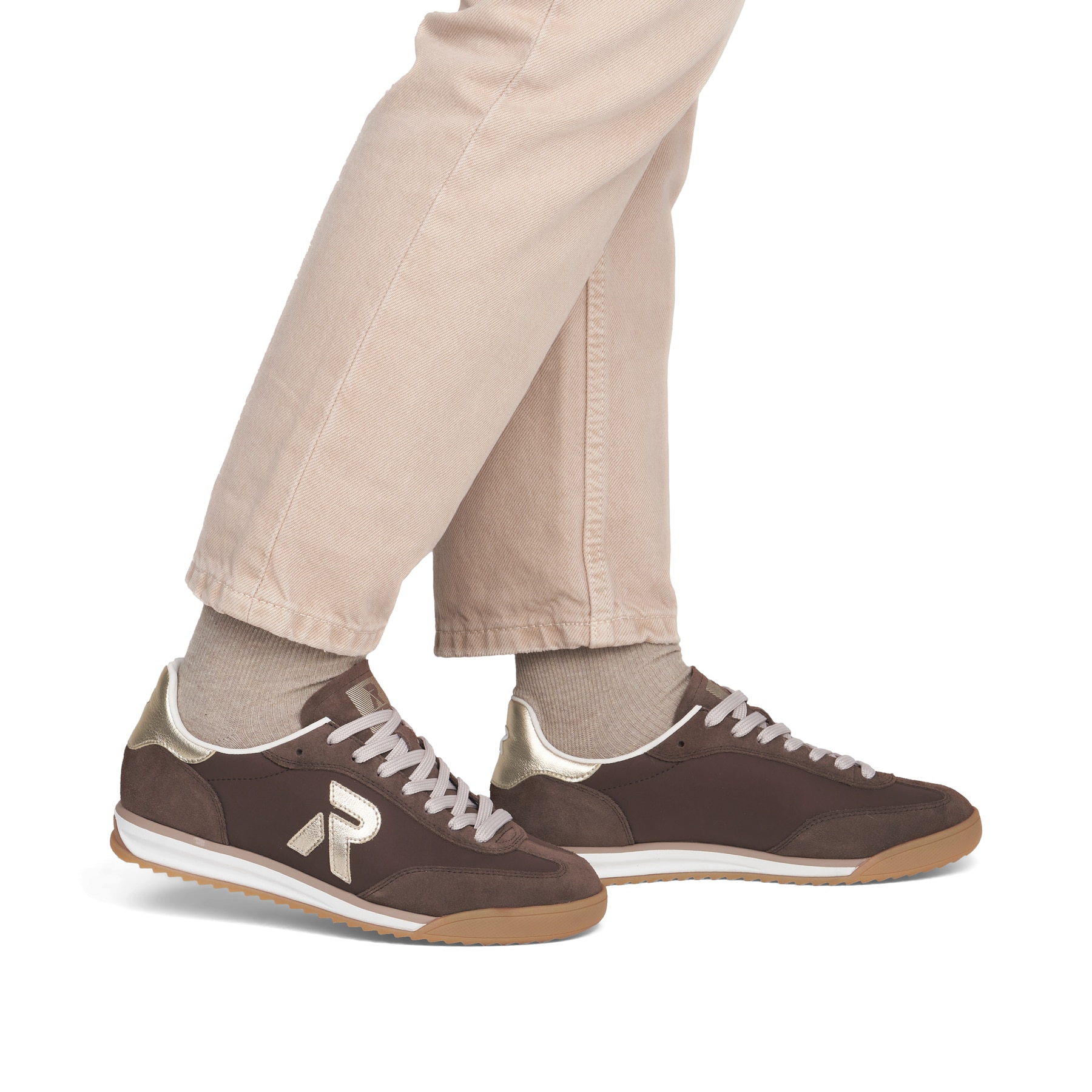 Baskets basses marron Rieker Sport pour femmes W4000-25. Chaussure au pied.