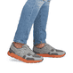 Graue Rieker Herren Sneaker Low 09100-45 mit einer Gummischnürung. Schuh am Fuß.