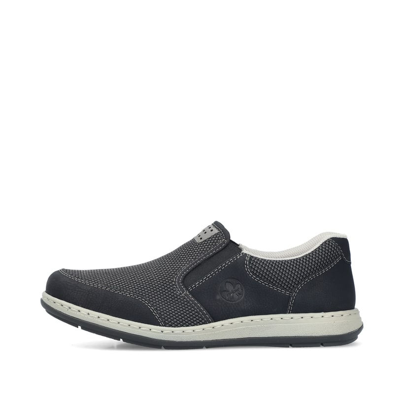 Schwarze Rieker Herren Slipper 17363-00 mit einem Gummizug sowie Extraweite H. Schuh Außenseite.