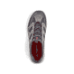 Graue Rieker Herren Slipper B7762-45 mit Gummischnürung sowie weißen Ziernähten. Schuh von oben.