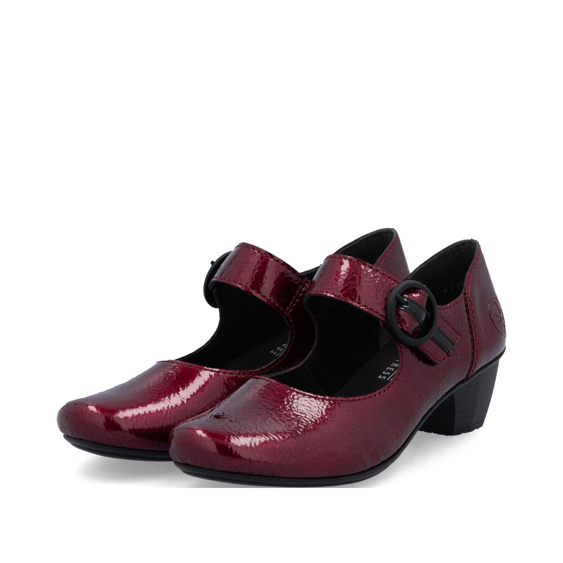 Rote Rieker Pumps 41756-33 mit einer Schnalle sowie extra weicher Decksohle. Schuhpaar seitlich schräg.