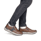Braune Rieker Herren Slipper 06055-24 aus Glattleder mit einem Gummizug. Schuh am Fuß.