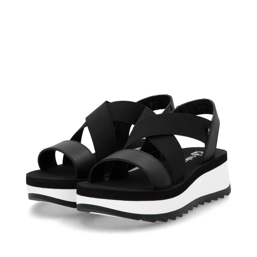 Schwarze Rieker Damen Riemchensandalen W3053-00 mit einem Gummizug. Schuhpaar seitlich schräg.