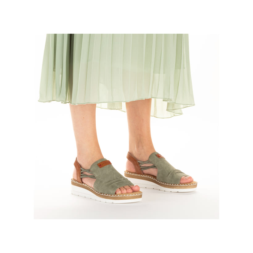 Grüne Rieker Keilsandaletten V1261-52 mit modischen Raffungen sowie Gummizug. Schuh am Fuß.