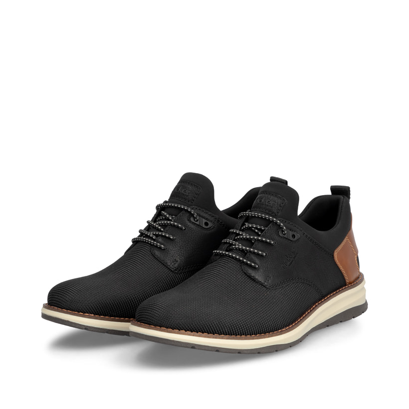 Schwarz-braune Rieker Herren Slipper 14750-00 mit Gummizug sowie Komfortweite G. Schuhpaar seitlich schräg.