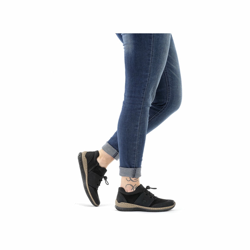 Tiefschwarze Rieker Damen Slipper N32X8-00 mit einem Gummizug. Schuh am Fuß.