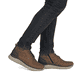 
Kaffeebraune Rieker Herren Schnürstiefel B0603-24 mit einer sehr leichten Sohle. Schuh am Fuß