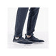 Blaue Rieker Herren Slipper 08365-14, Barfußschuhe mit einem Gummizug. Schuh am Fuß.